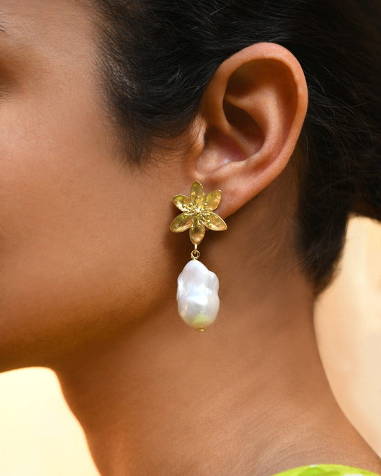 Load image into Gallery viewer, Christine Bekaert Jewelry Earring Anemone Pearl
