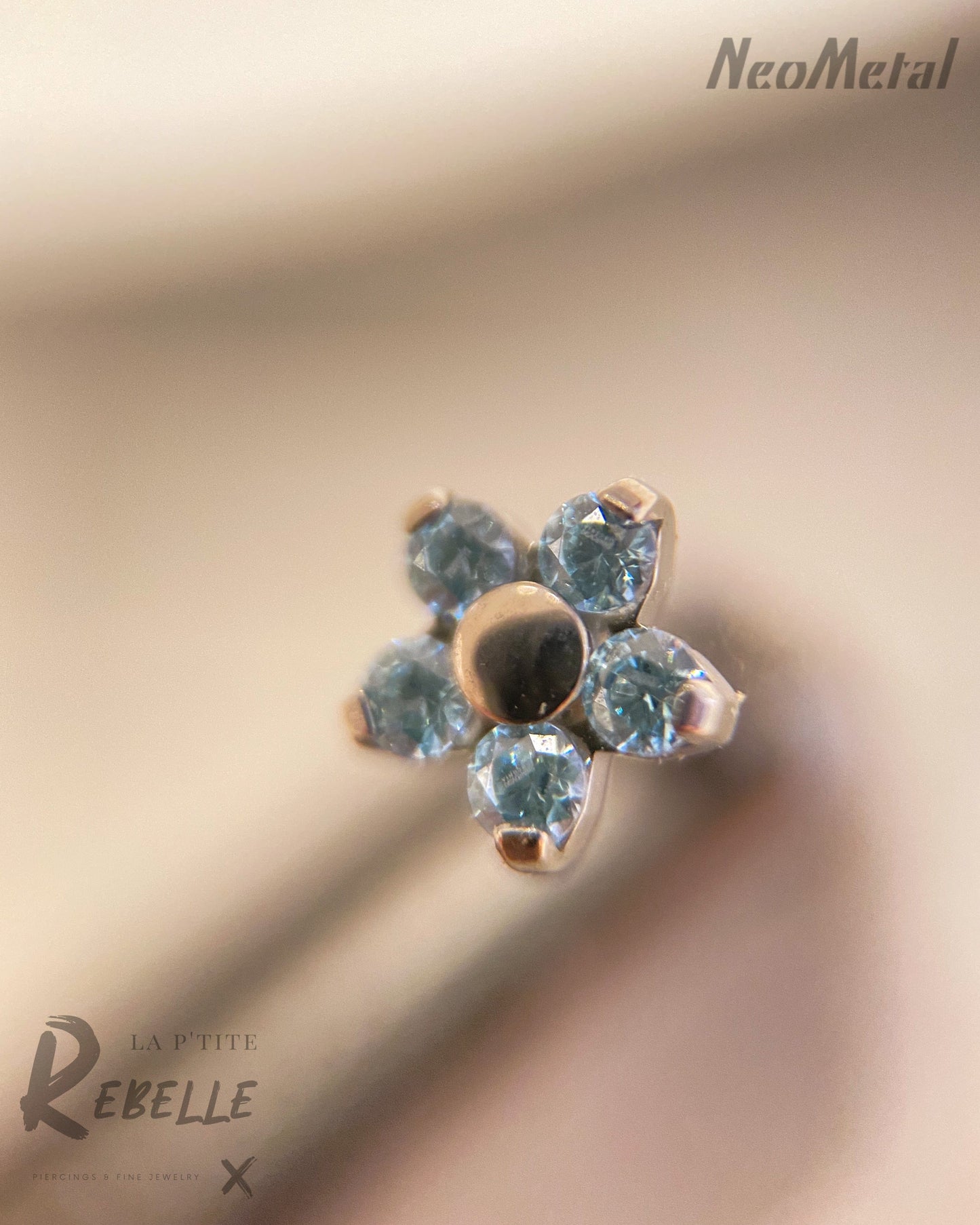 Laad afbeelding in Galerijviewer, NeoMetal Threadless Titanium Flower - Frosty Mint CZ
