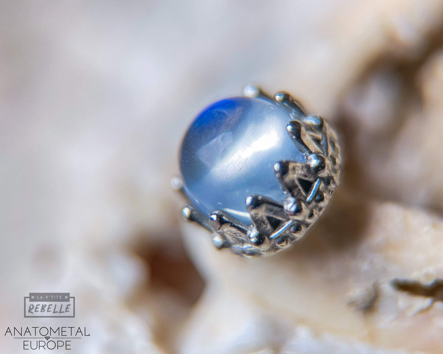 Load image into Gallery viewer, Anatometal Threadless Gold King - Rainbow Moonstone
