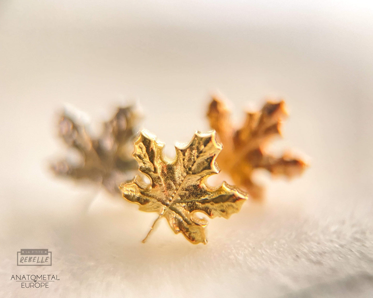 Load image into Gallery viewer, Anatometal Threadless Gold Maple Leaf
