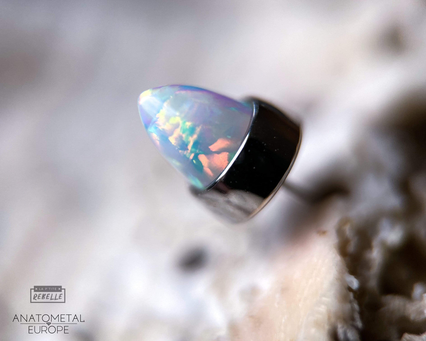 Anatometal Threadless Titanium Bullet cut - White Opal