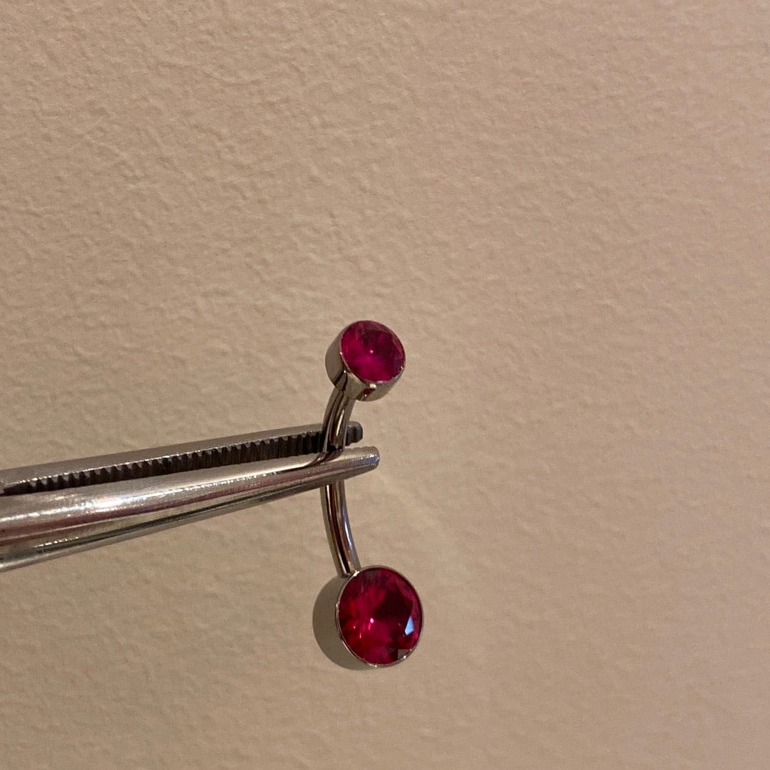 Laad afbeelding in Galerijviewer, Le Roi Threaded Titanium 10mm / Red CZ Double Bezel Navel Curve
