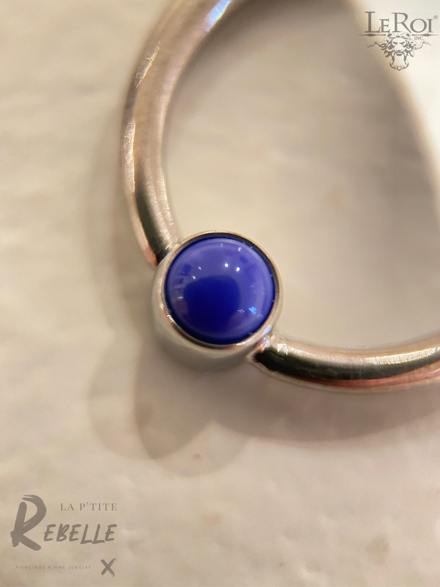 Laad afbeelding in Galerijviewer, Le Roi Titanium Ring Lapis Cabochon Fixed Bezel Ring (Forward Facing)
