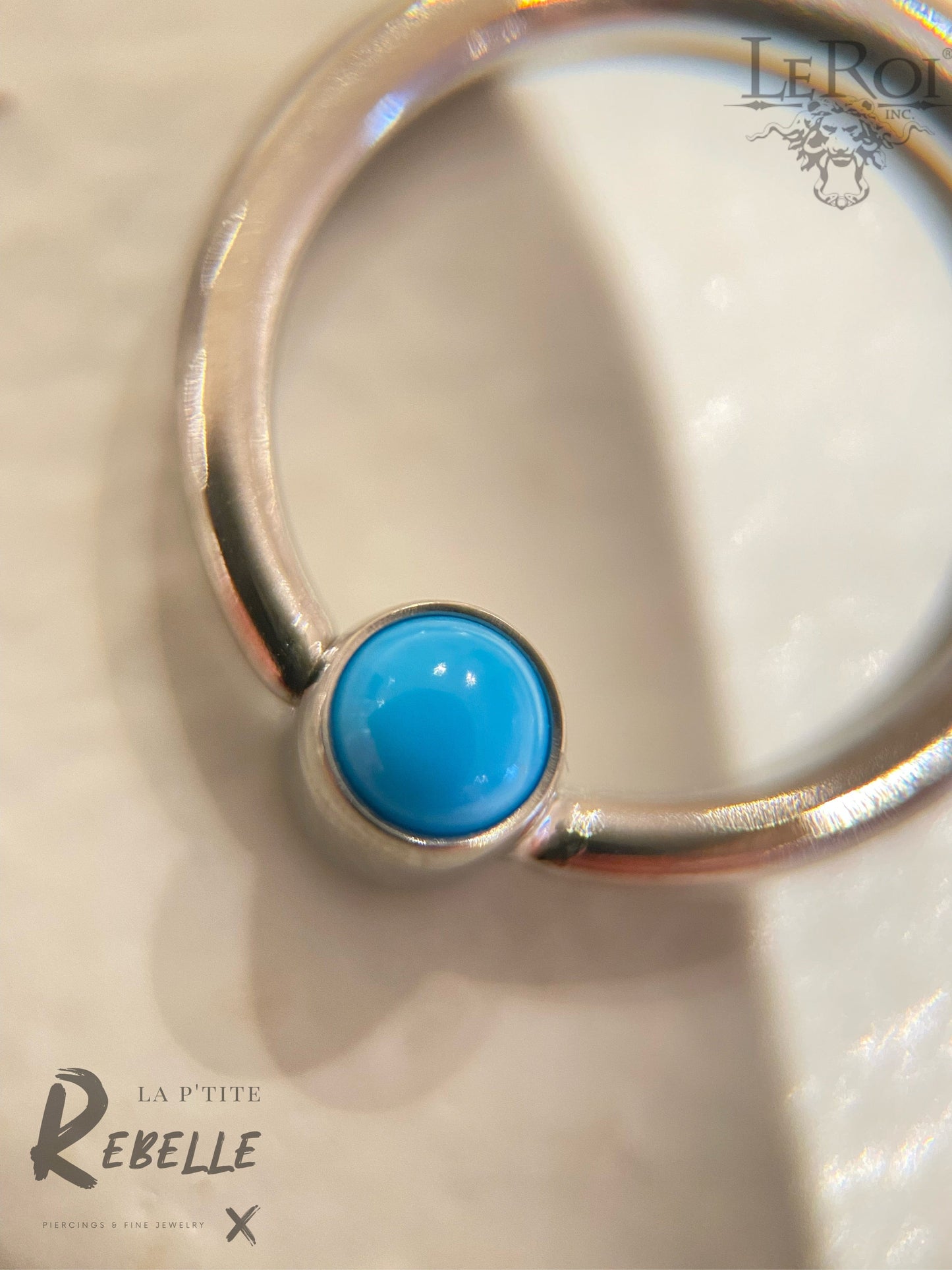 Le Roi Titanium Ring Turquoise Cabochon Fixed Bezel Ring (Forward Facing)